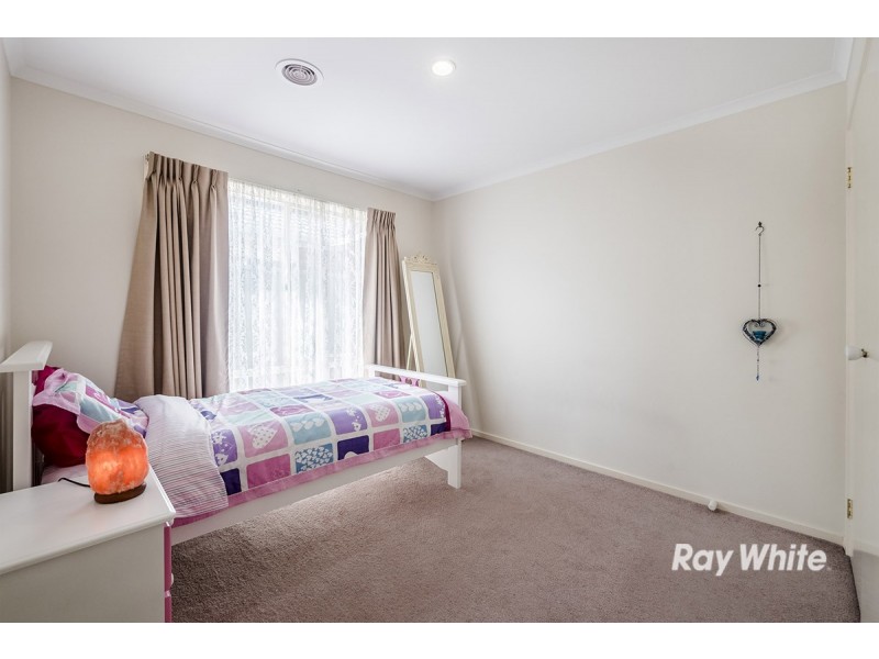 8 Oak Post Place, Cranbourne East VIC 3977