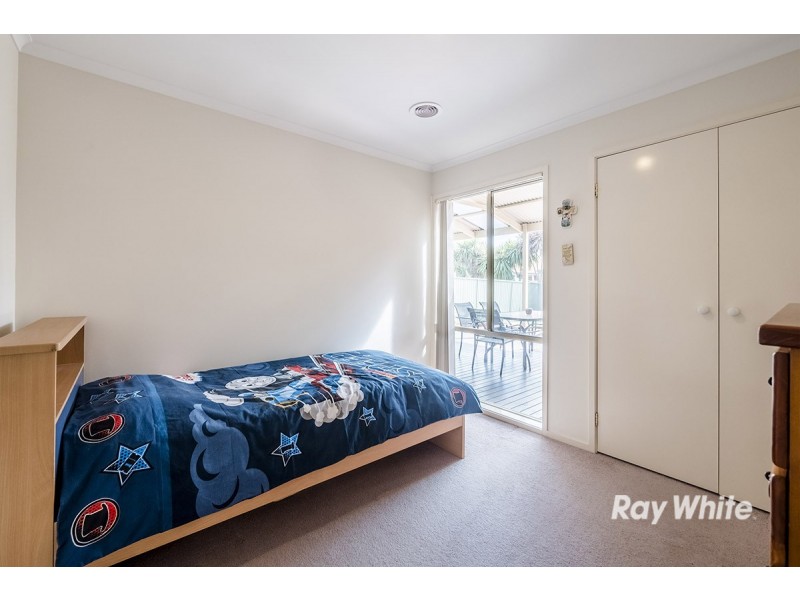 8 Oak Post Place, Cranbourne East VIC 3977