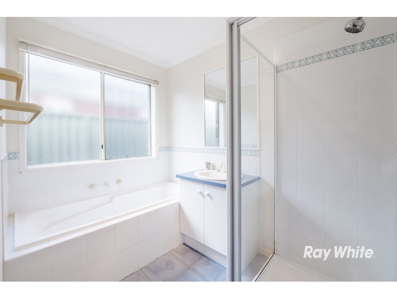 8 Oak Post Place, Cranbourne East VIC 3977