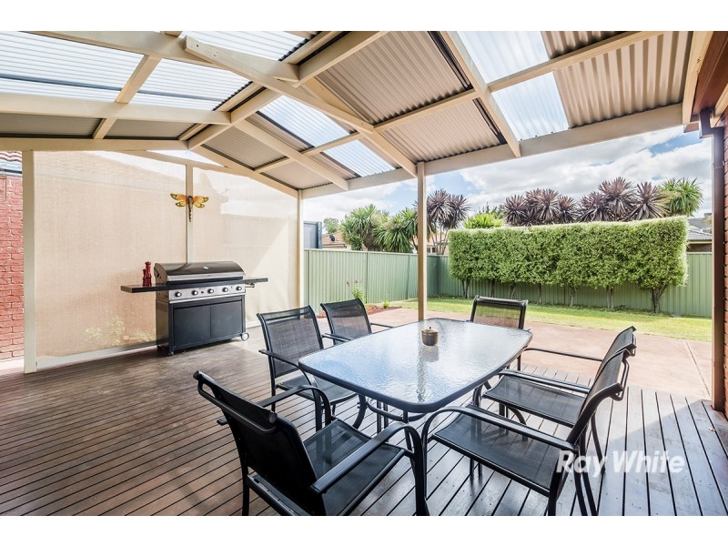 8 Oak Post Place, Cranbourne East VIC 3977