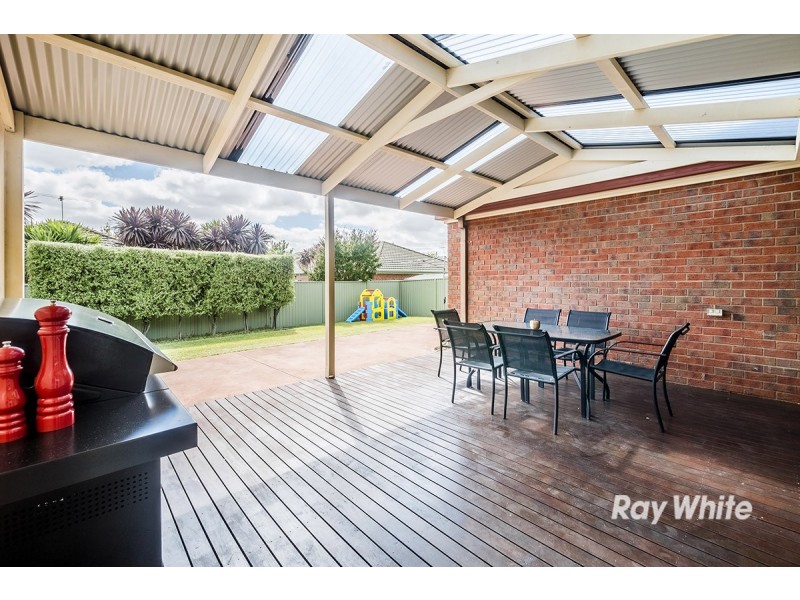 8 Oak Post Place, Cranbourne East VIC 3977