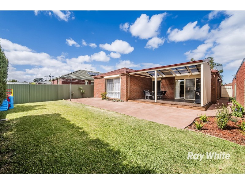 8 Oak Post Place, Cranbourne East VIC 3977