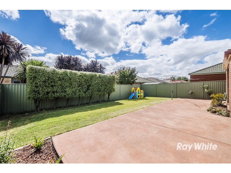 8 Oak Post Place, Cranbourne East VIC 3977