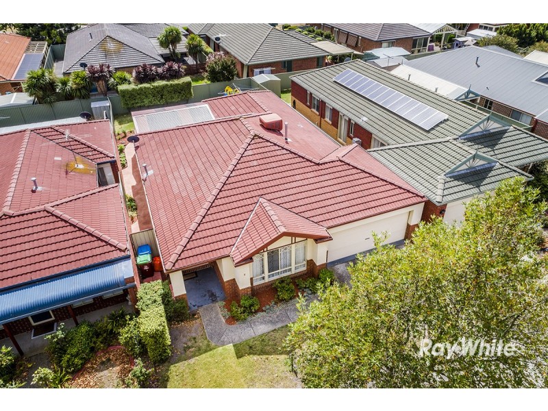 8 Oak Post Place, Cranbourne East VIC 3977