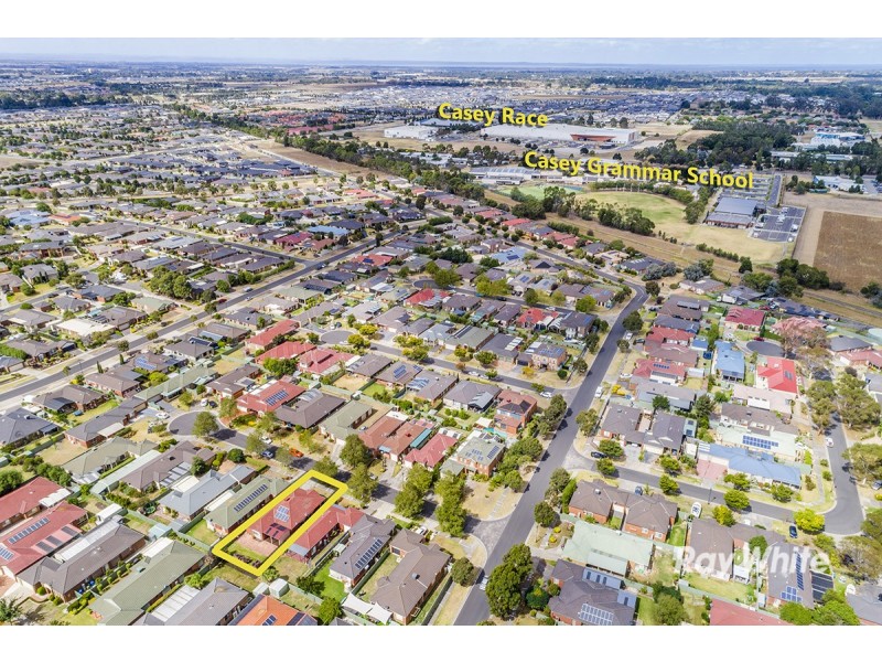 8 Oak Post Place, Cranbourne East VIC 3977