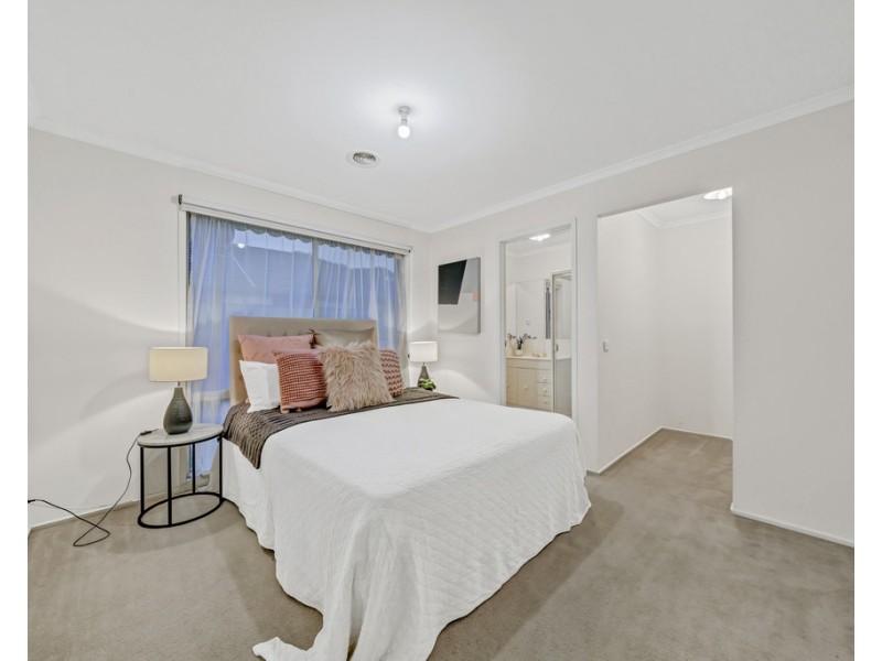 36 Henry Lawson Drive, Lynbrook VIC 3975