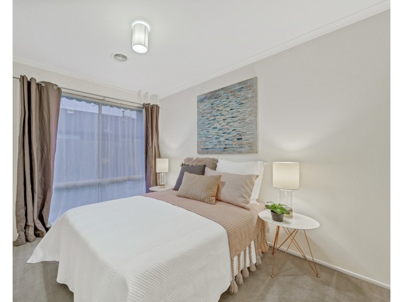 36 Henry Lawson Drive, Lynbrook VIC 3975