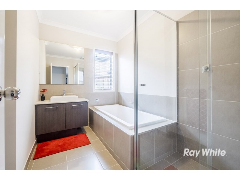 10 Brocker Street, Clyde North VIC 3978