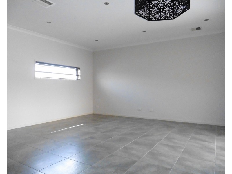 37 Kosciuszko Circuit, Clyde VIC 3978