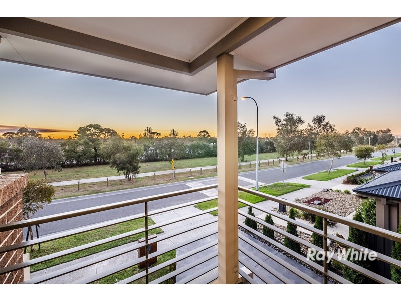 27 Fortuna Crescent, Cranbourne West VIC 3977