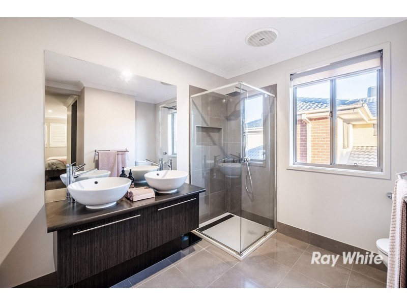 27 Fortuna Crescent, Cranbourne West VIC 3977