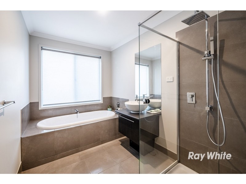 27 Fortuna Crescent, Cranbourne West VIC 3977