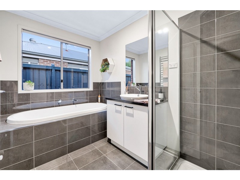 20 Ranfurlie Boulevard, Cranbourne West VIC 3977