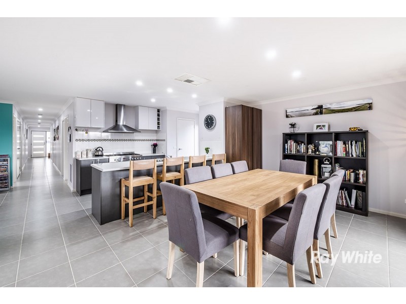 42 Quarters Boulevard, Cranbourne West VIC 3977