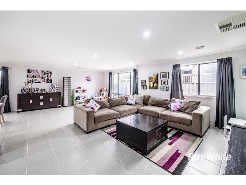 42 Quarters Boulevard, Cranbourne West VIC 3977