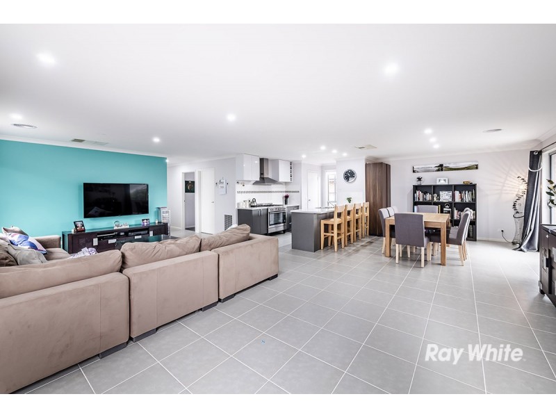 42 Quarters Boulevard, Cranbourne West VIC 3977