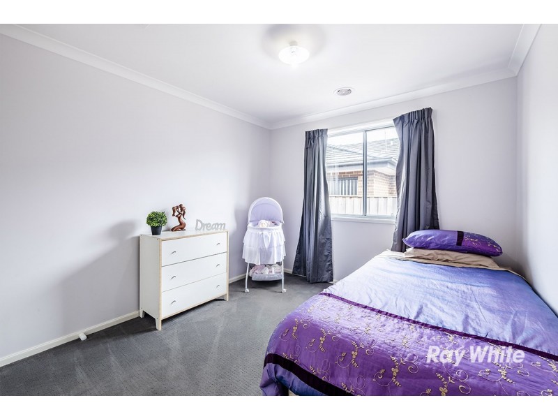 42 Quarters Boulevard, Cranbourne West VIC 3977