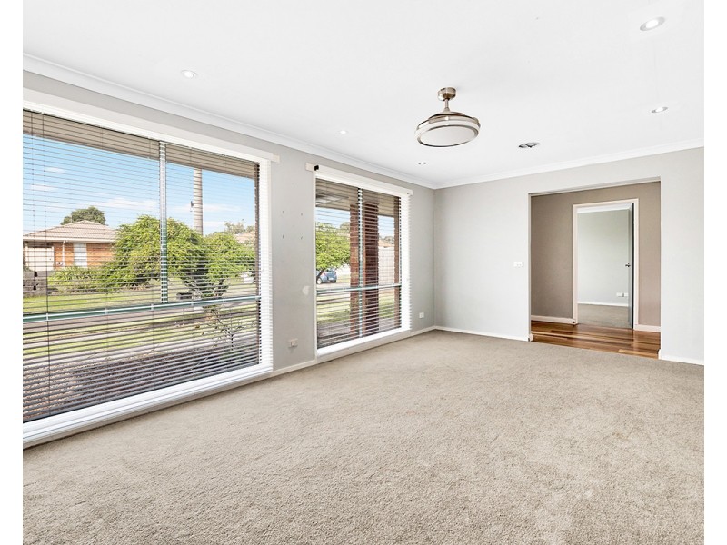 3 Maureen Close, Cranbourne West VIC 3977