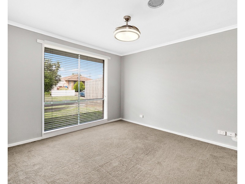 3 Maureen Close, Cranbourne West VIC 3977