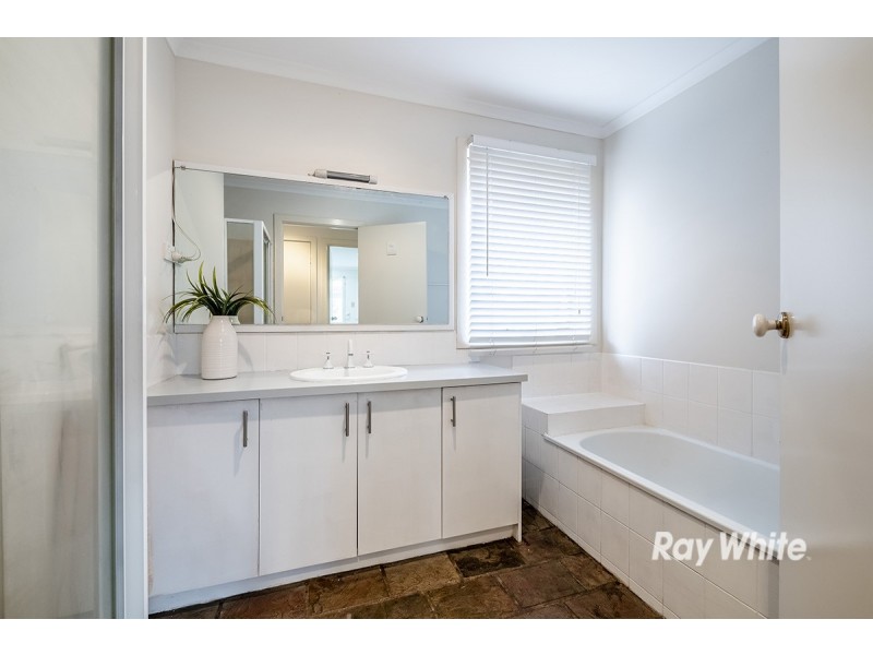 72 Lesdon Avenue, Cranbourne VIC 3977