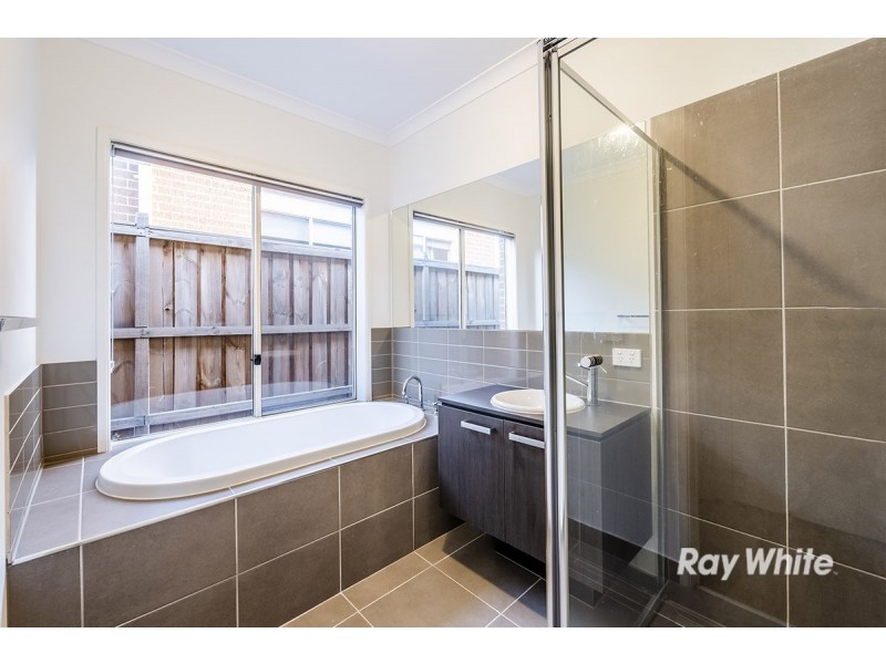 54 Hayton Park Boulevard, Cranbourne West VIC 3977