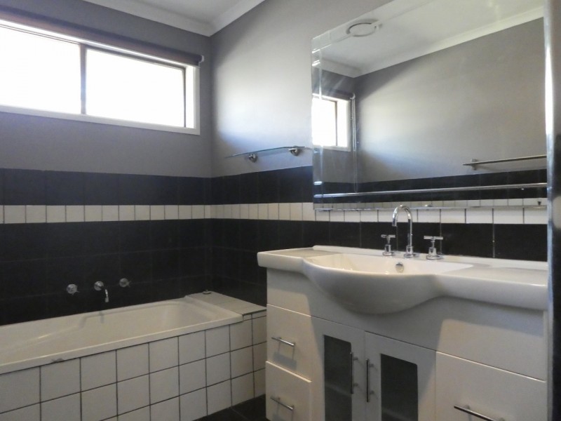 8 James Wyman Place, Hampton Park VIC 3976