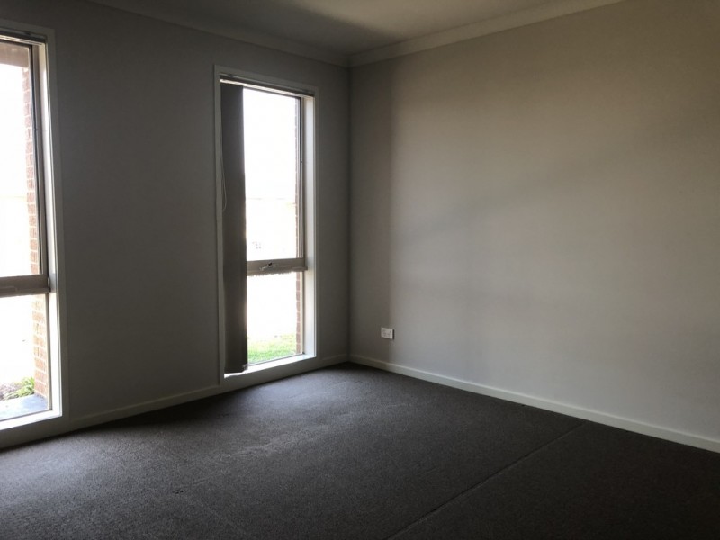 27 Curved Trunk Road, Officer VIC 3809