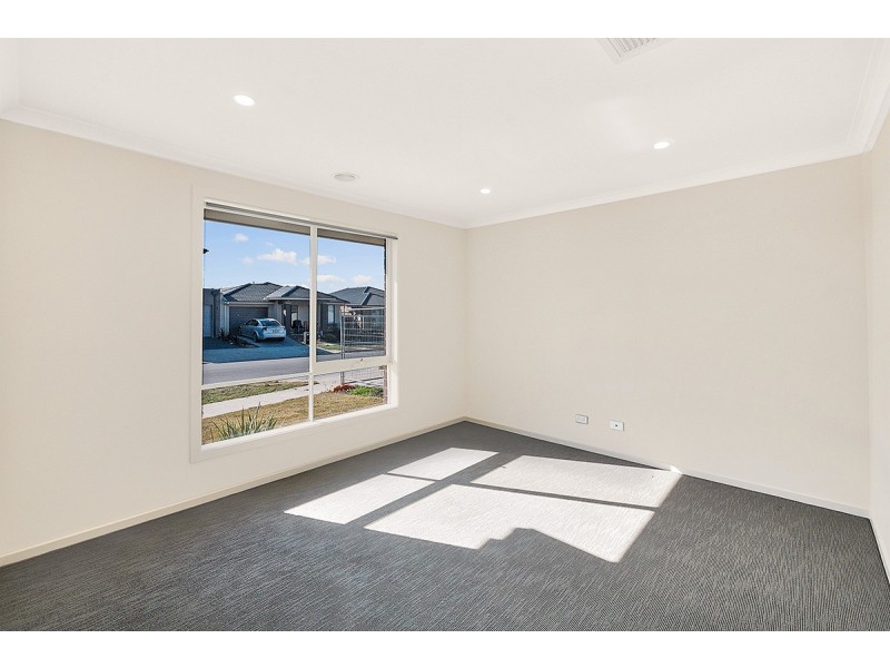 37 Omeara Crescent, Cranbourne East VIC 3977