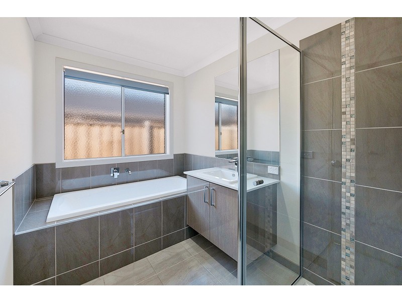 37 Omeara Crescent, Cranbourne East VIC 3977