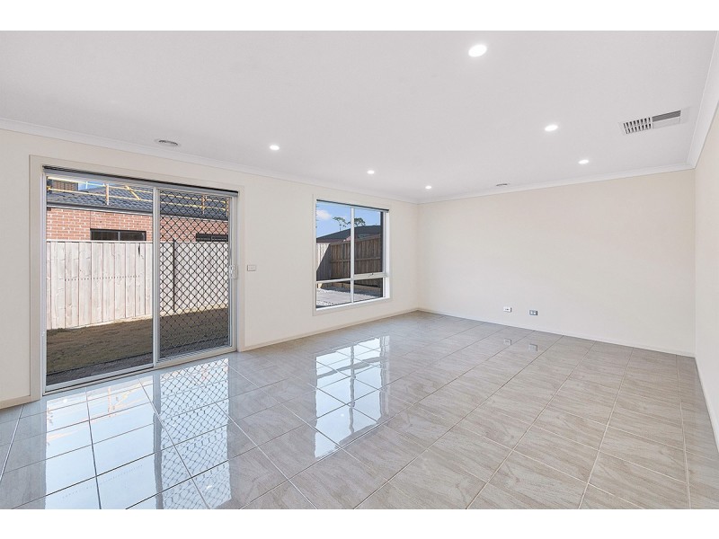 37 Omeara Crescent, Cranbourne East VIC 3977