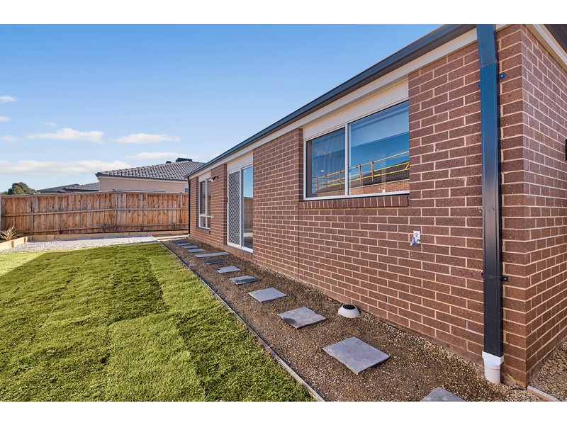 37 Omeara Crescent, Cranbourne East VIC 3977