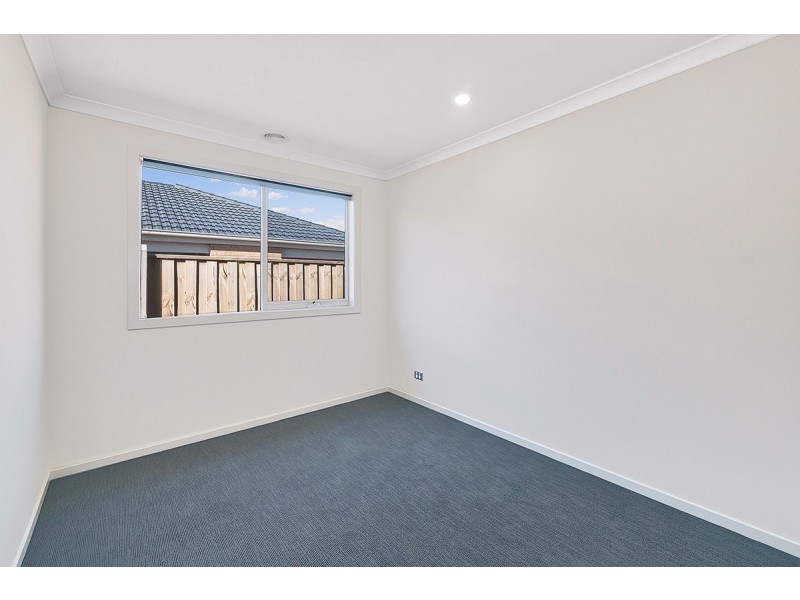 37 Omeara Crescent, Cranbourne East VIC 3977