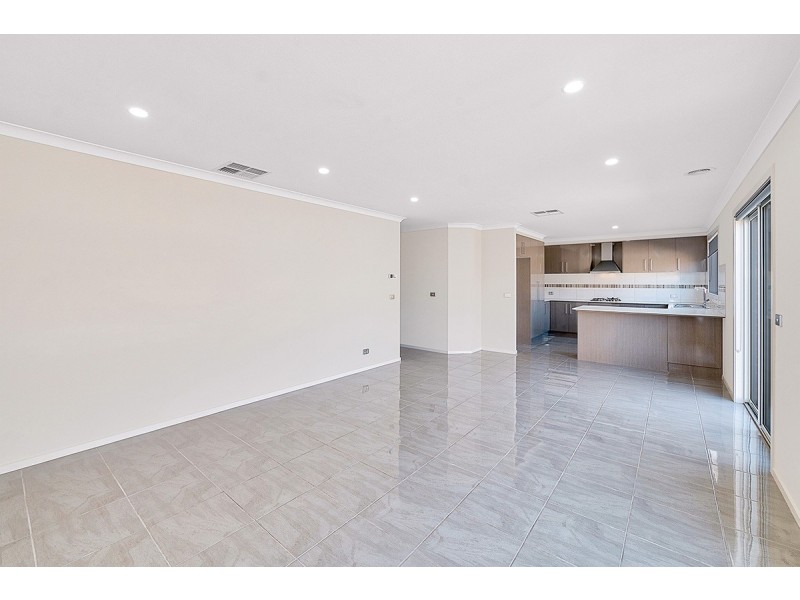 37 Omeara Crescent, Cranbourne East VIC 3977