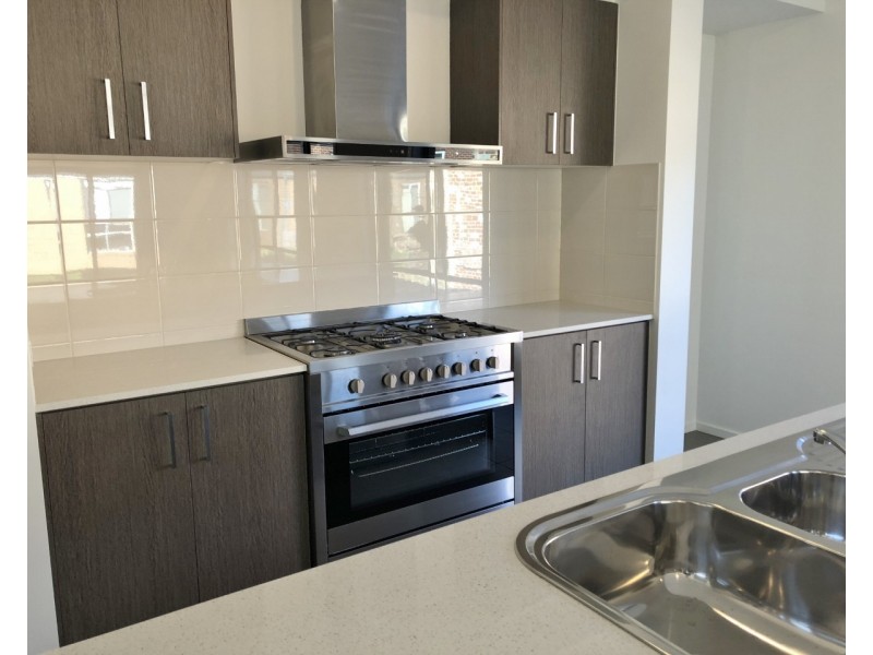 8 Orpington Drive, Clyde North VIC 3978