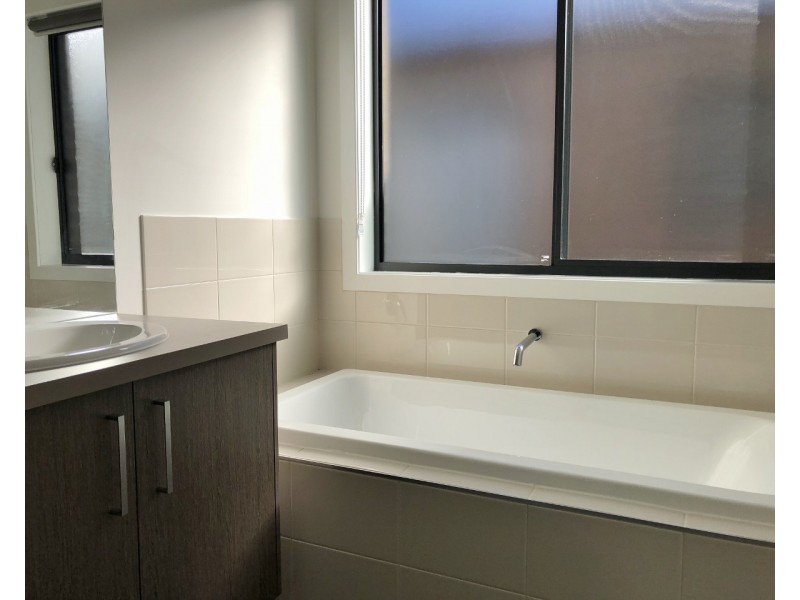 8 Orpington Drive, Clyde North VIC 3978