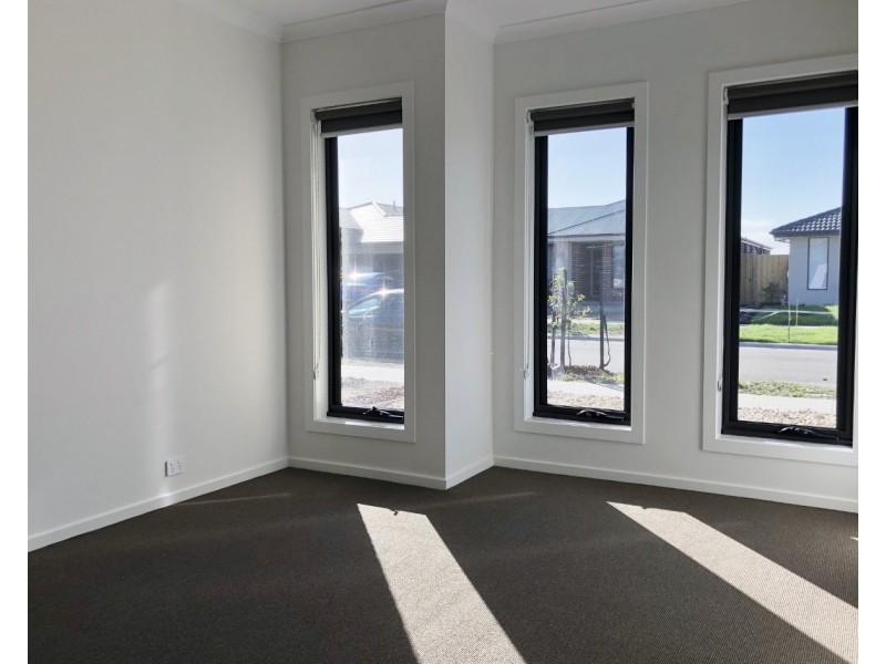 8 Orpington Drive, Clyde North VIC 3978