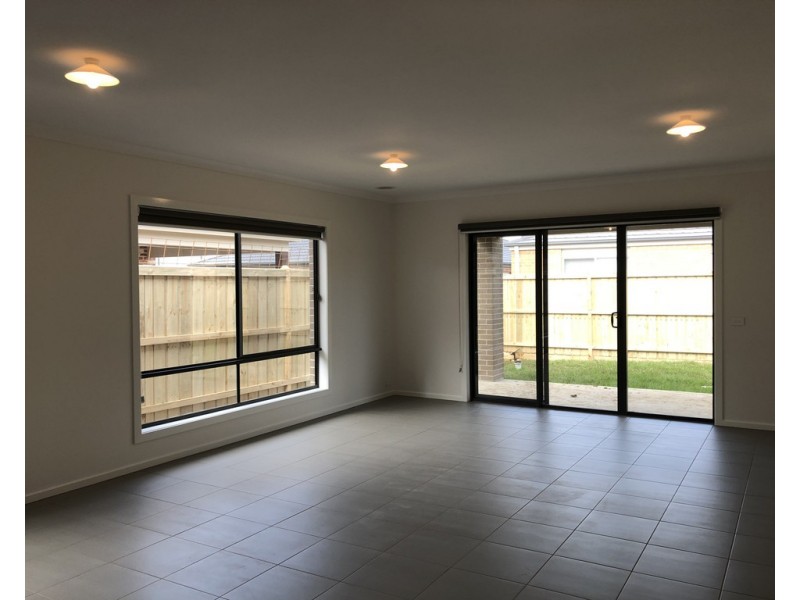 8 Orpington Drive, Clyde North VIC 3978