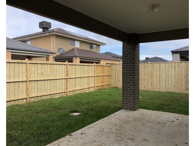 8 Orpington Drive, Clyde North VIC 3978