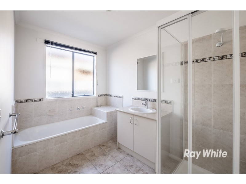 2B Dunlavin Way, Cranbourne East VIC 3977