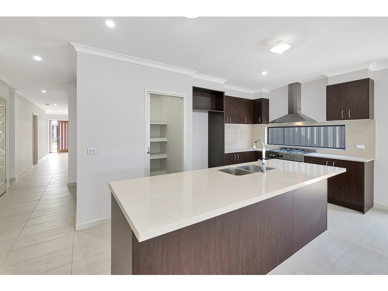 11 Langside Grove, Cranbourne East VIC 3977