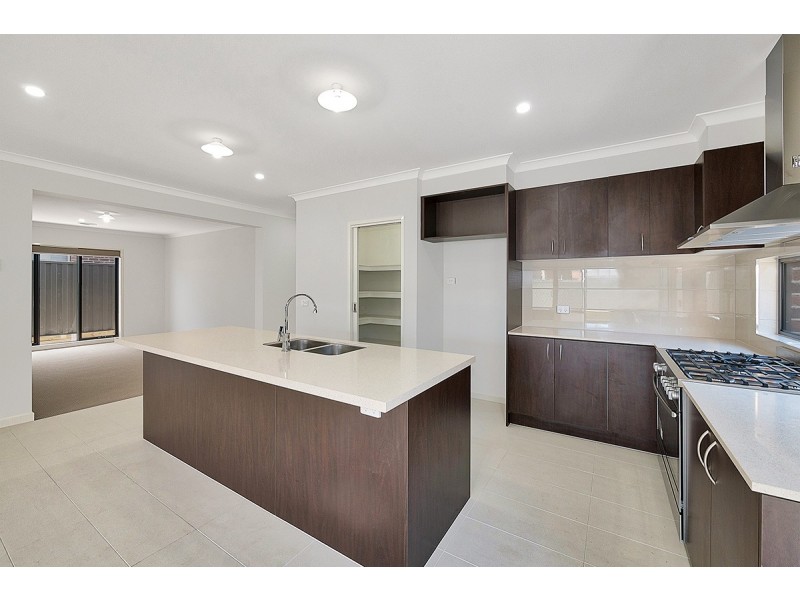 11 Langside Grove, Cranbourne East VIC 3977