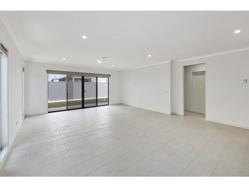 11 Langside Grove, Cranbourne East VIC 3977