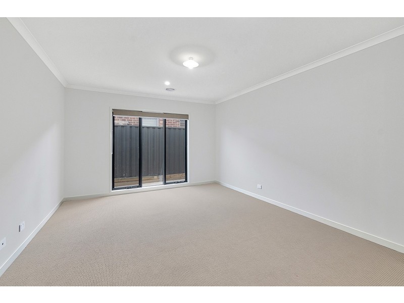 11 Langside Grove, Cranbourne East VIC 3977