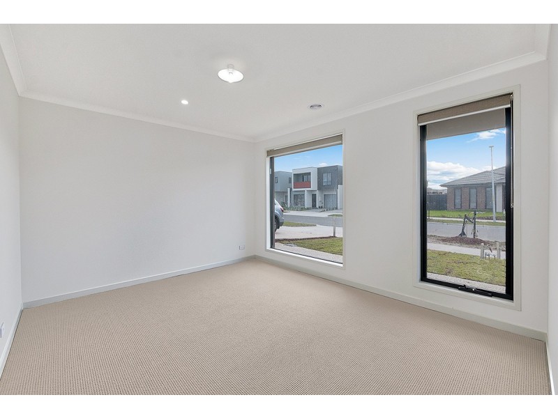 11 Langside Grove, Cranbourne East VIC 3977
