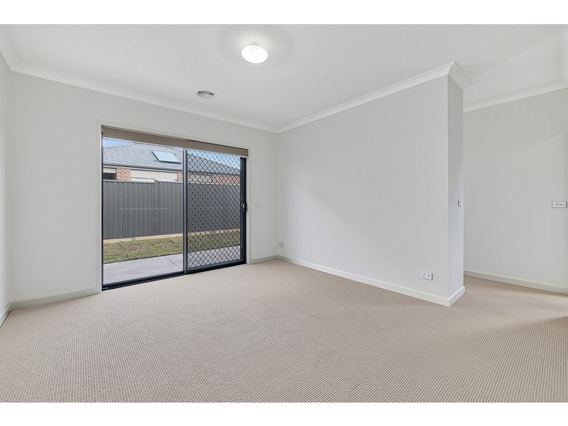 11 Langside Grove, Cranbourne East VIC 3977