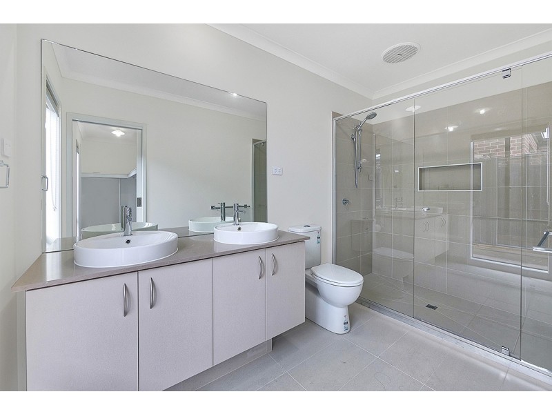 11 Langside Grove, Cranbourne East VIC 3977