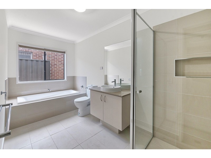 11 Langside Grove, Cranbourne East VIC 3977