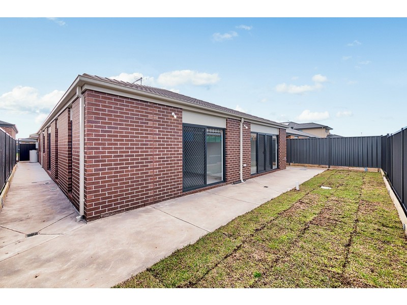 11 Langside Grove, Cranbourne East VIC 3977