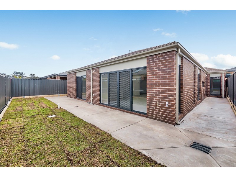 11 Langside Grove, Cranbourne East VIC 3977