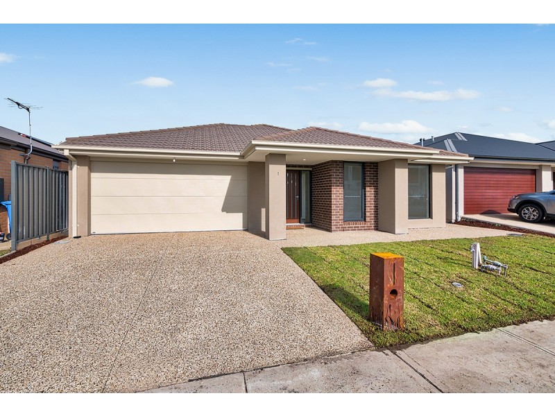 11 Langside Grove, Cranbourne East VIC 3977